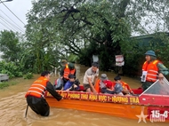 洪水叠加 军民齐力救助灾民